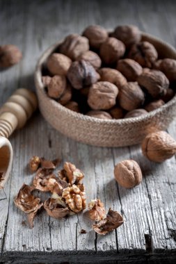 Fındık yaşında tahta tabl üzerinde ön planda kalın