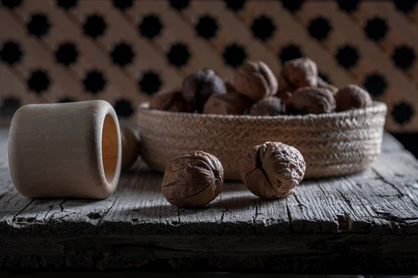 Fındık yaşında tahta tabl üzerinde ön planda kalın