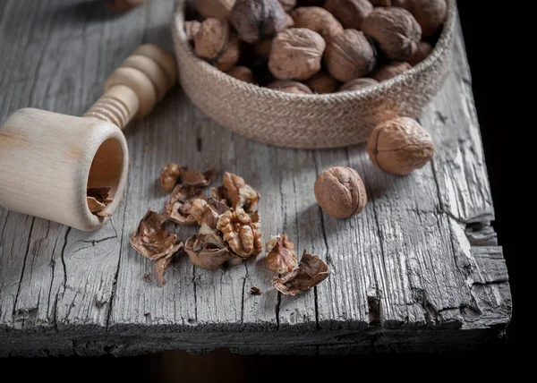 Fındık yaşında tahta tabl üzerinde ön planda kalın