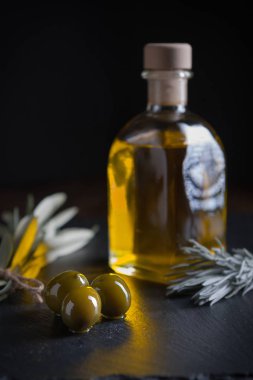 Zeytin ahşap masa üzerinde küçük ışıklı ile yaşlı