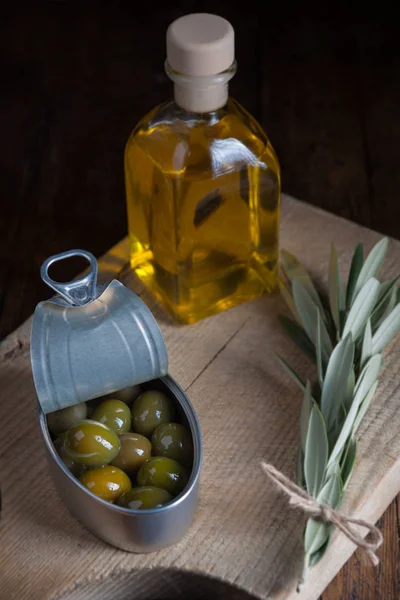 Zeytin ahşap masa üzerinde küçük ışıklı ile yaşlı