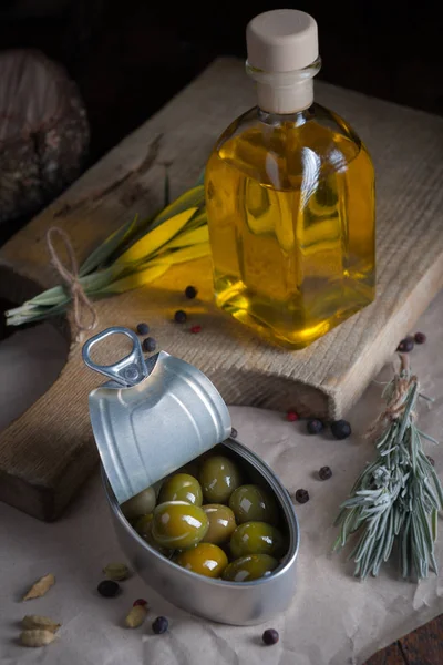 Zeytin ahşap masa üzerinde küçük ışıklı ile yaşlı