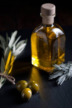 Zeytin ahşap masa üzerinde küçük ışıklı ile yaşlı