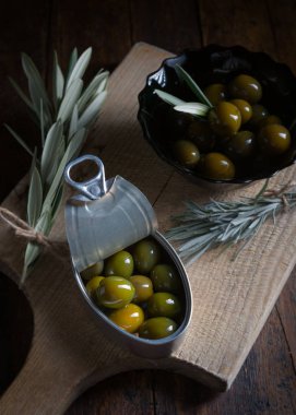 Zeytin ahşap masa üzerinde küçük ışıklı ile yaşlı