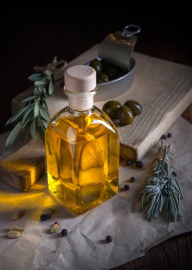 Zeytin ahşap masa üzerinde küçük ışıklı ile yaşlı