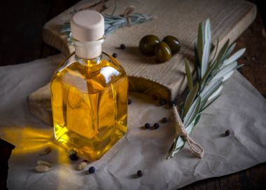 Zeytin ahşap masa üzerinde küçük ışıklı ile yaşlı