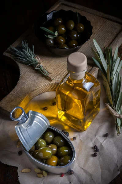 Zeytin ahşap masa üzerinde küçük ışıklı ile yaşlı