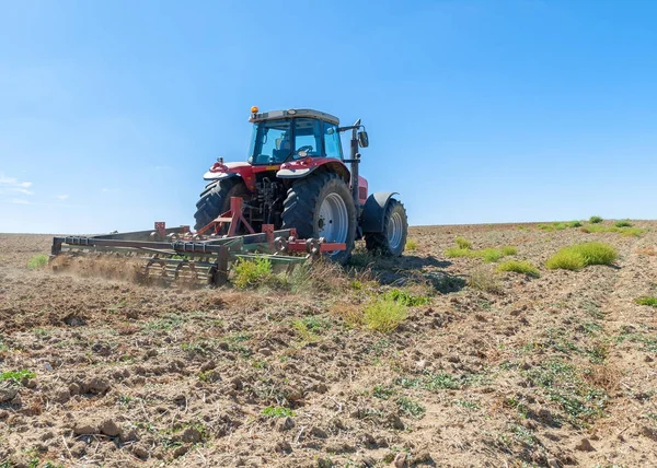 Traktor pertanian di latar depan dengan langit biru backgroun — Stok Foto