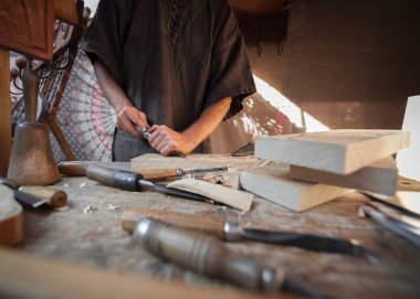 Çalışma çeşitli el aletleri ile ahşap ustası