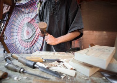 Çalışma çeşitli el aletleri ile ahşap ustası