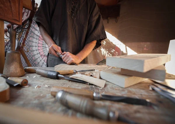 Holzhandwerker mit verschiedenen Handwerkzeugen — Stockfoto