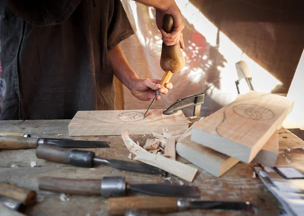 Artesanato de madeira com várias ferramentas manuais workin — Fotografia de Stock