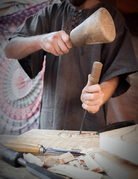 Ξύλινος βιοτέχνης με διάφορα εργαλεία χειρός workin — Φωτογραφία Αρχείου