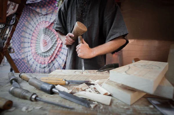 Holzhandwerker mit verschiedenen Handwerkzeugen — Stockfoto