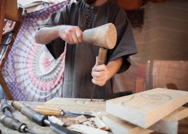 Çalışma çeşitli el aletleri ile ahşap ustası