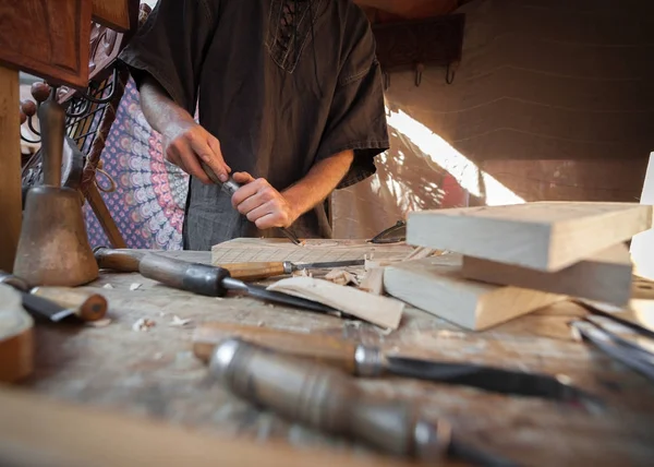 Artesano de madera con varias herramientas de mano workin — Foto de Stock