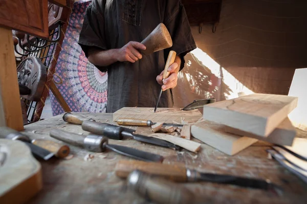 Artisanat du bois avec divers outils à main workin — Photo