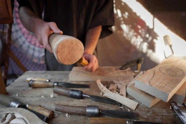 Çalışma çeşitli el aletleri ile ahşap ustası