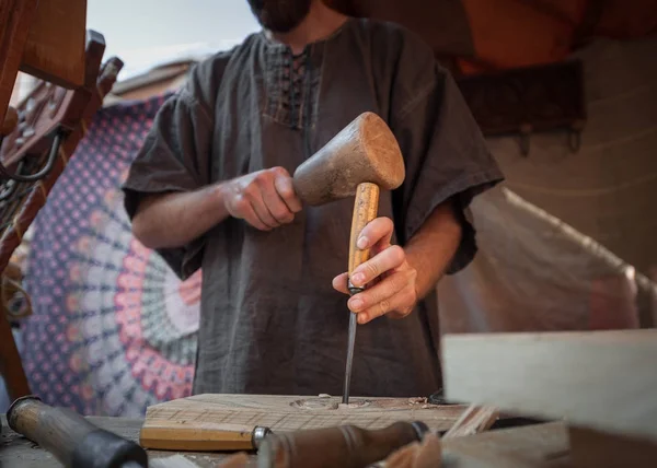 Trä hantverkare med olika handverktyg workin — Stockfoto