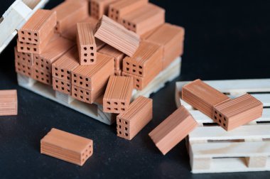 Ahşap palle düşen tuğla Close-Up