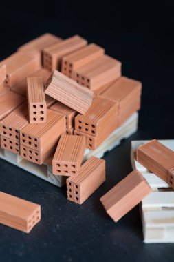 Ahşap palle düşen tuğla Close-Up