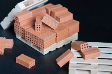 Ahşap palle düşen tuğla Close-Up