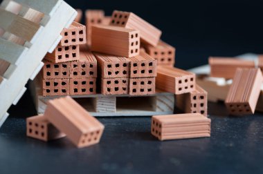 Ahşap palle düşen tuğla Close-Up