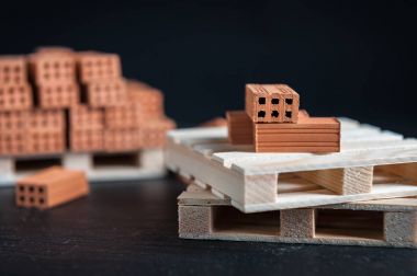 Ahşap palle düşen tuğla Close-Up