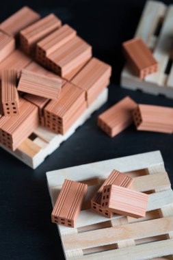 Ahşap palle düşen tuğla Close-Up