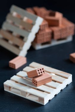 Ahşap palle düşen tuğla Close-Up