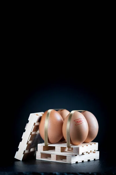 Huevos de gallina atados con correas en pala de madera — Foto de Stock
