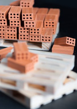 Ahşap palle düşen tuğla Close-Up