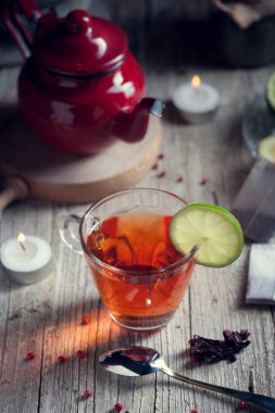 Rustik ahşap tabl kırmızı çay ile cam