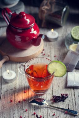 Rustik ahşap tabl kırmızı çay ile cam