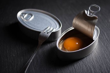 Yalıtılmış üzerinde siyah adam içinde yumurta sarısı ile alüminyum miyim