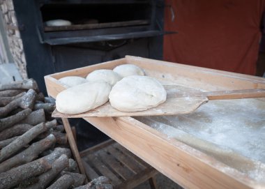 Ekmek hamur ekmek adam ile ön planda