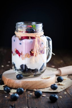 Yaban mersini ve kırmızı berrie ile meyve yoğurt