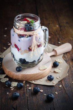 Çeşitli yabani meyveler üzerinde rustik styl yoğurt krem