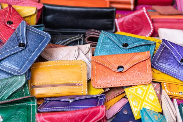Hand-crafted purses in different colors exposed in the foregroun — Stock Photo, Image