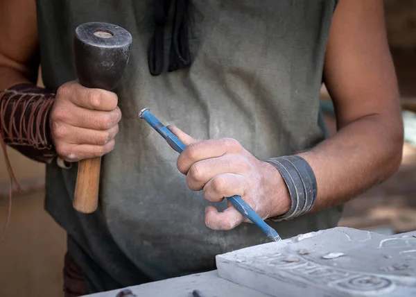 Manos del hombre que trabajan con el martillo y el cincel en worksho artesanal —  Fotos de Stock