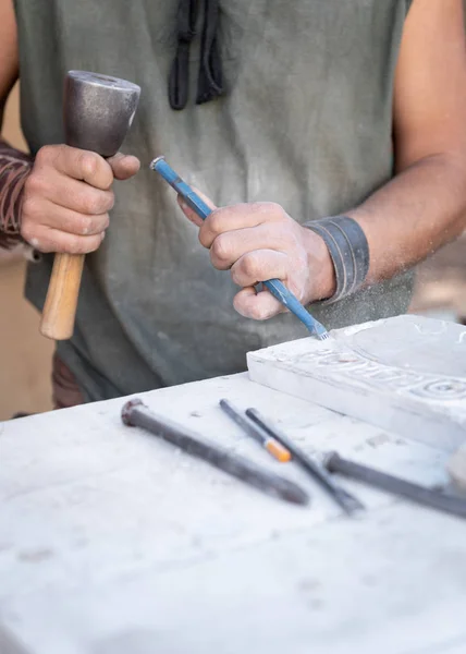 Mani dell'uomo che lavorano con martello e scalpello in worksho artigianale — Foto Stock
