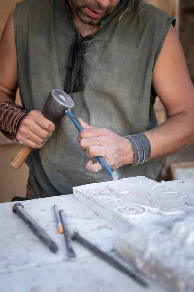 Männerhände bei der Arbeit mit Hammer und Meißel im Handwerk — Stockfoto