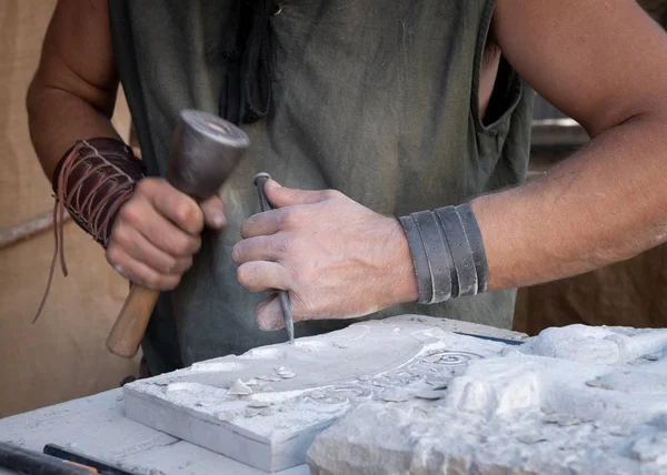 Mensenhanden werken met hamer en beitel in ambachtelijke worksho — Stockfoto