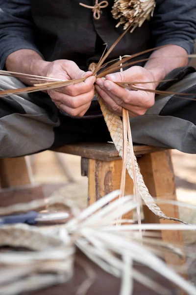Gammal korgmakare hantverkare med händer som arbetar i isolerade förgrunden — Stockfoto
