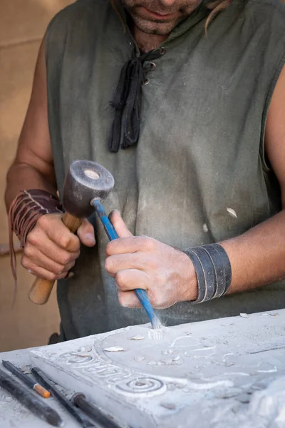 Mensenhanden werken met hamer en beitel in ambachtelijke worksho — Stockfoto