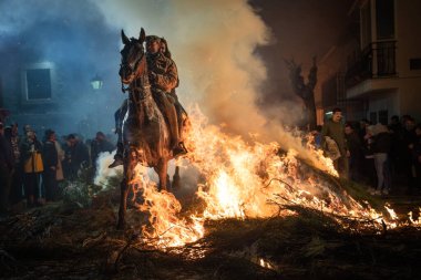 Yangın korkusu olmadan yukarıda atlama atlar