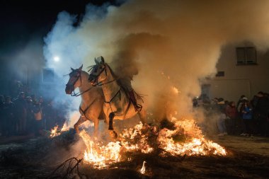 Yangın korkusu olmadan yukarıda atlama atlar