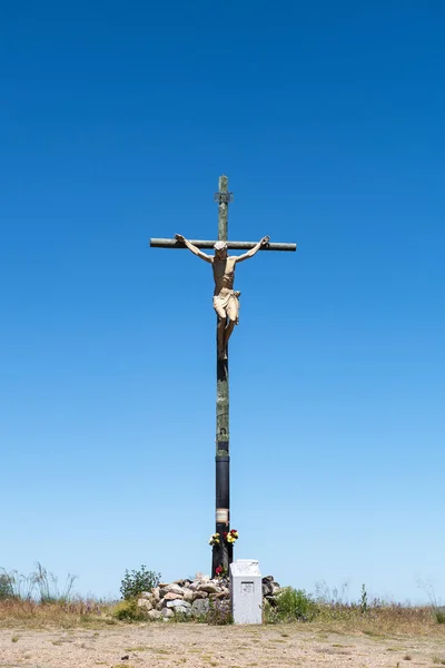 Tres cruces talladas en la piedra en el fondo de la noche —  Fotos de Stock