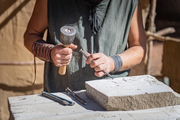 Kameník Pracující Svými Nástroji Soustředěný Popředí Středověkým Oděvem — Stock fotografie