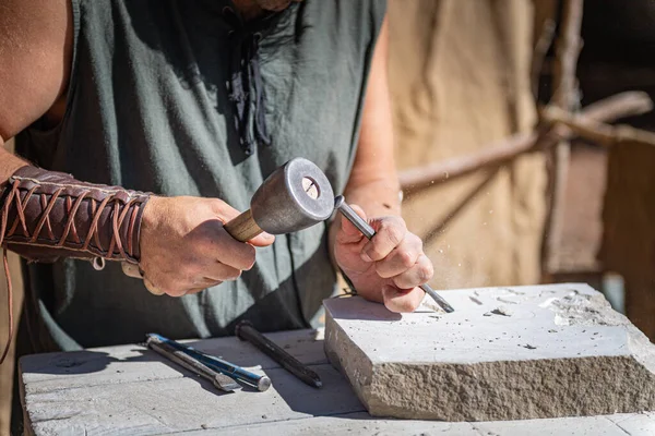 Steinmetz Bei Der Arbeit Mit Seinen Werkzeugen Vordergrund Mittelalterliche Attir — Stockfoto